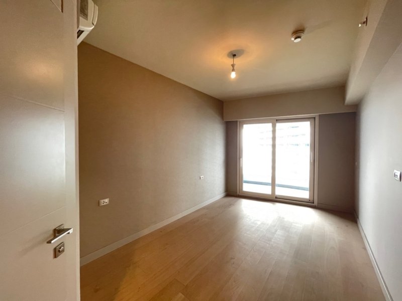 Spacious 4-room apartment with terrace in Berlin-Mitte - Image 2