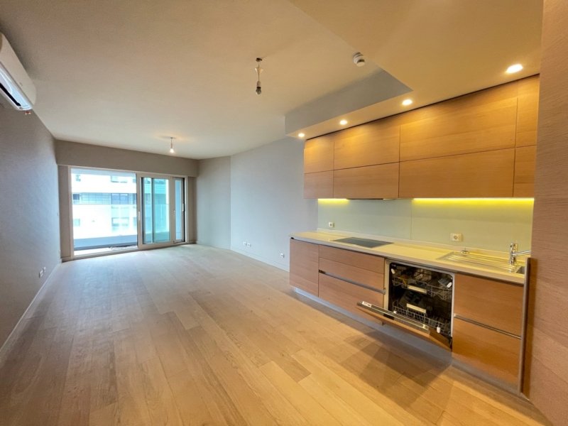 Geräumige 4-Zimmer-Wohnung mit Terrasse in Berlin-Mitte