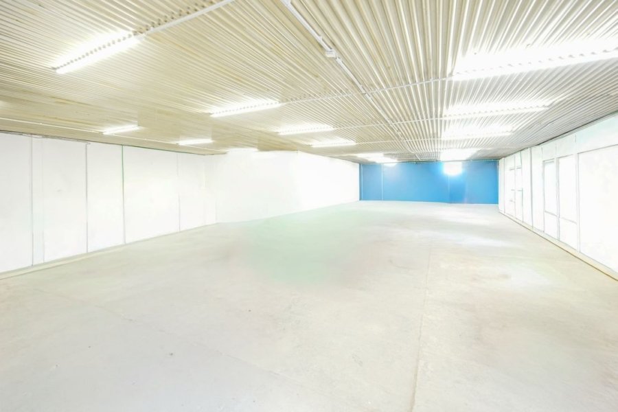 Attractive commercial property on a plot of 4,500 m² in Berlin - Image 2