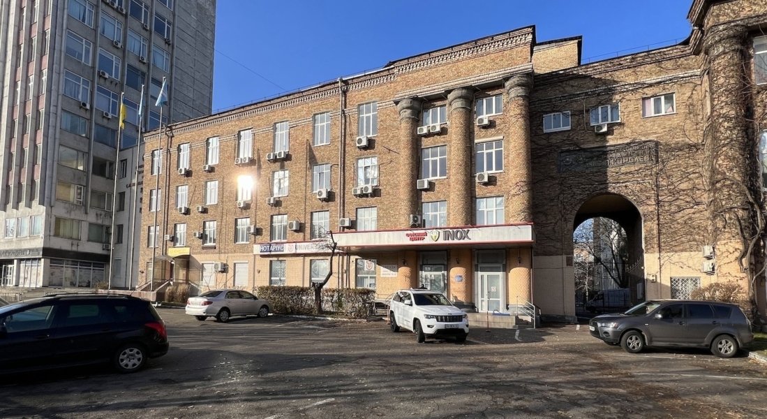 Fassadgebäude 1 603 m² in Kiew - Mieter, Parkplätze, Grundstück 1500 m²