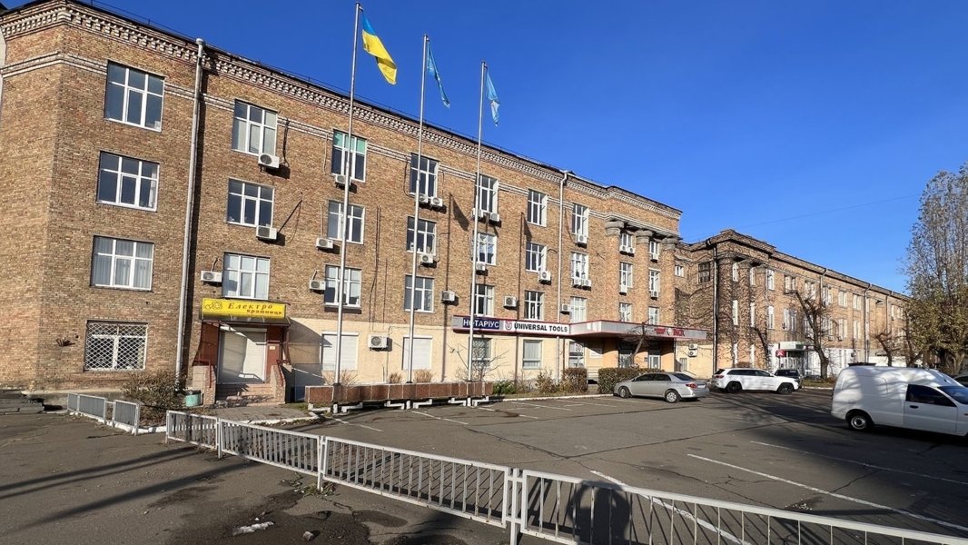 Facade building 1,603 m² in Kyiv - tenants, parking, land plot 1500 m² - Image 2
