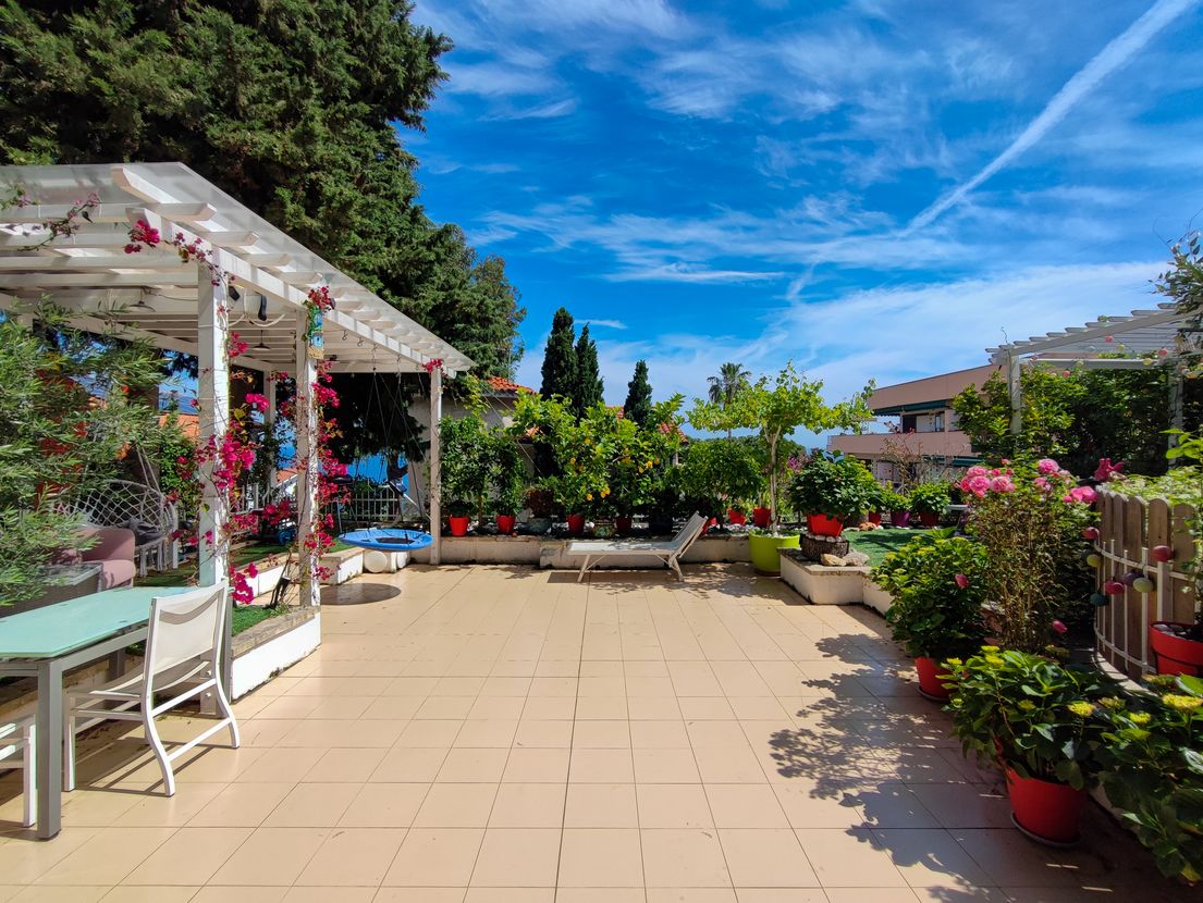 3-room apartment with terrace and pool in Sanremo - Image 3