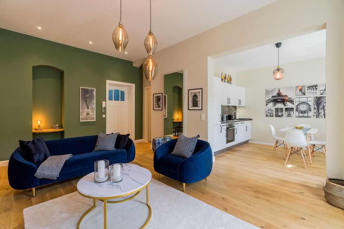 Stylish and fully furnished 2-room apartment with balcony in Lichtenberg - Image 5