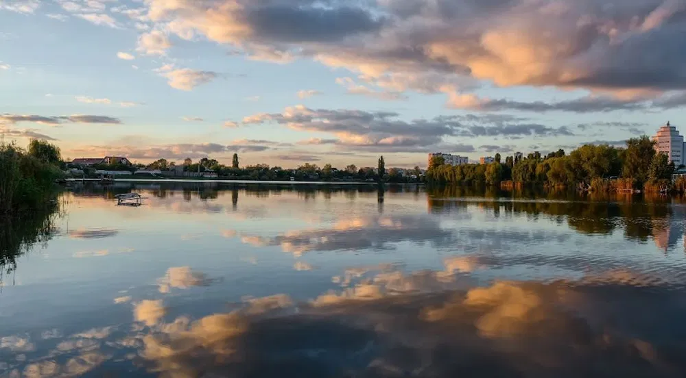 Gebäude 1500 m² in erster Reihe am See in Kiew - Image 2