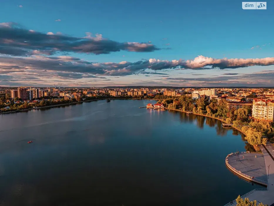 Gebäude 1500 m² in erster Reihe am See in Kiew