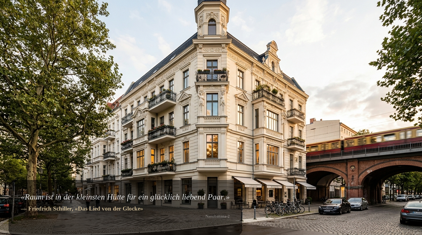 Sanierter Altbau am Savignyplatz in Berlin‑Charlottenburg bei goldenem Licht – Wohnung kaufen Charlottenburg.