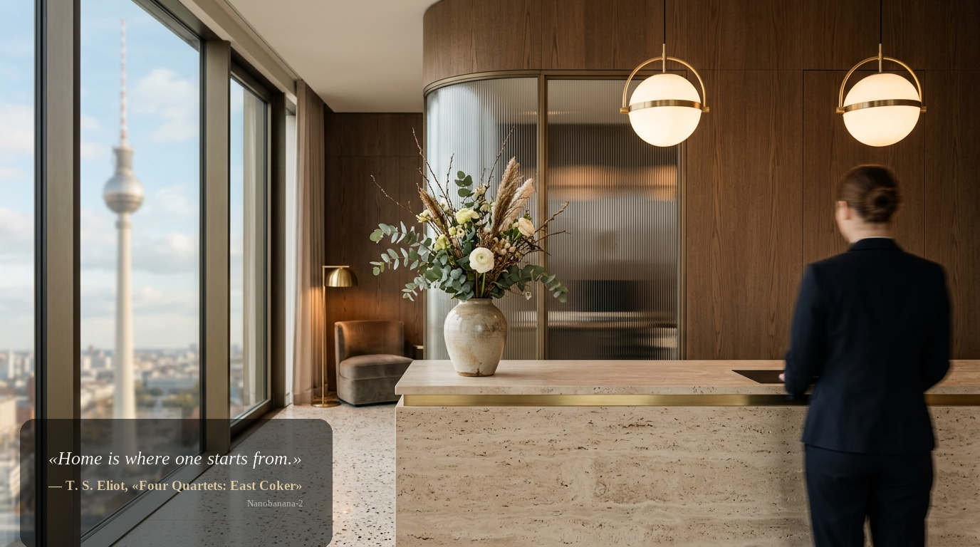 Detail der Lobby eines Berliner Boutique-Hotels mit Travertin-Rezeption, Messingakzenten und Bauhaus-Leuchten; Fernsehturm unscharf im Fenster.